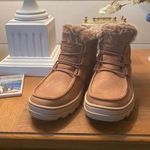 Sketchers ladies winter boots with faux fur lining. Suede. Size 6.5